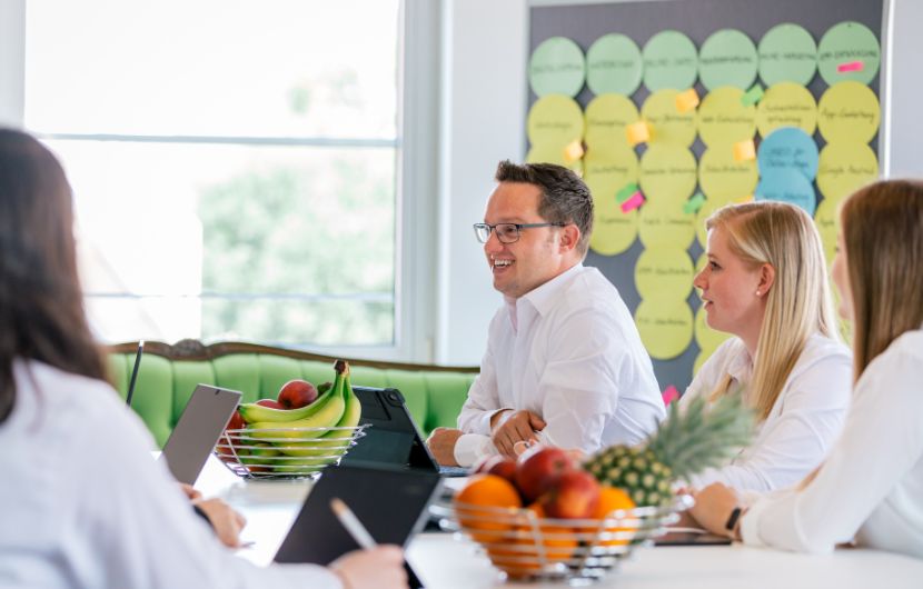 Zwei Beraterinnen der ECONSOR Digitalagentur analysieren in einem Gespräch individuelle Online‑Beratungsbedarfe – strategisch, transparent und praxisnah.