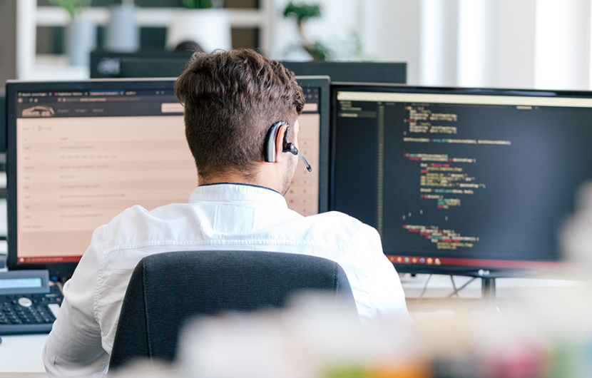 jobs-entwickler Entwickler programmiert in einer angenehmen Büroatmosphäre.