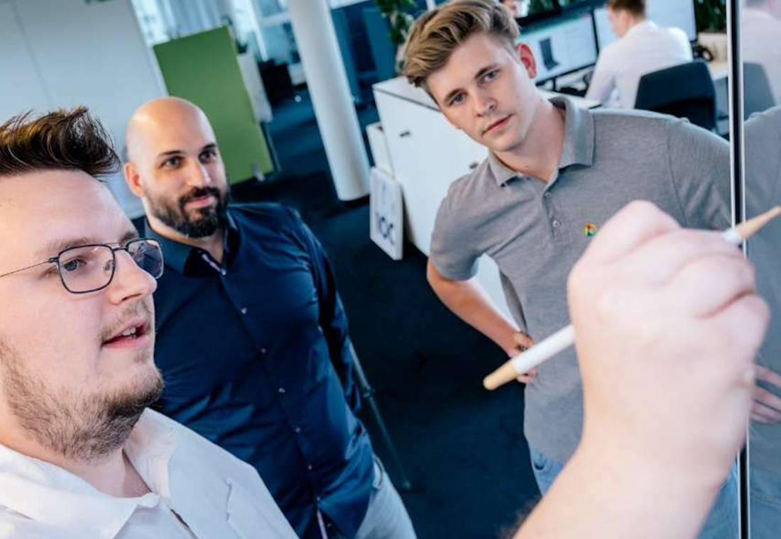 Mitarbeiter beraten sich zu Relaunch-Projekt.