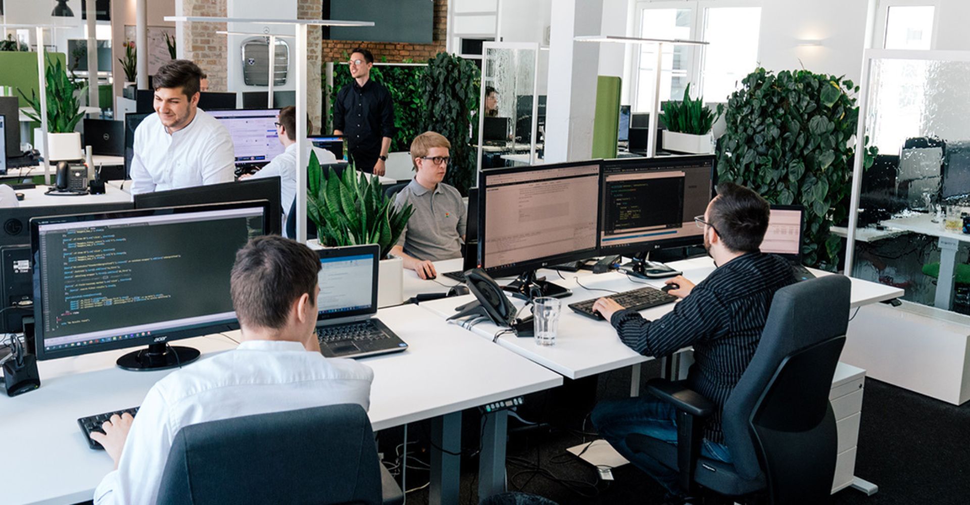 Entwickler arbeiten im Büro