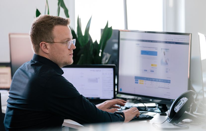 Ein Mitarbeiter analysiert die Schnittstellen von der Webseite eines Kunden