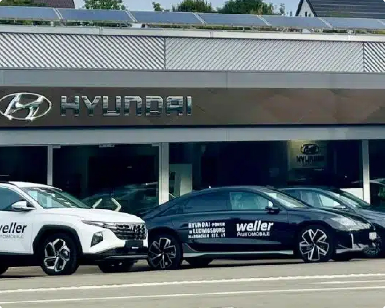 Das Autohaus Weller mit mehreren Autos vor der Filiale.