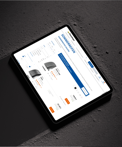 Ein Tablet liegt flach auf einem düsteren Hintergrund. Auf dem Bildschirm des Tablets ist der Pneuhage-Shop abgebildet.