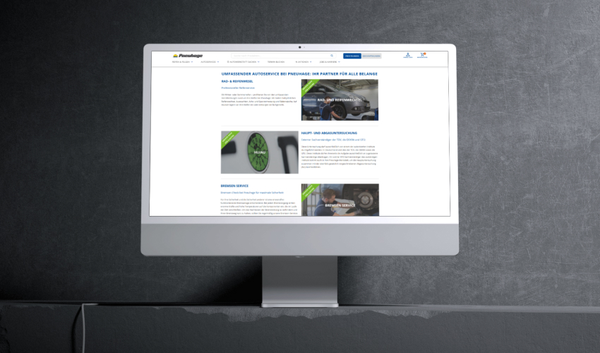 Ein Monitor steht auf einem dunklen Hintergrund. Auf dem Bildschirm des Monitors ist der Pneuhage-Shop abgebildet.
