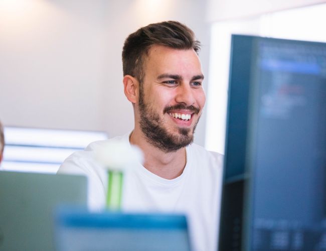 Ein Berater der ECONSOR Digitalagentur steht vor einem Touch‑Display und erklärt praxisnahe Online‑Beratungslösungen – maßgeschneidert für KMU und Konzerne.