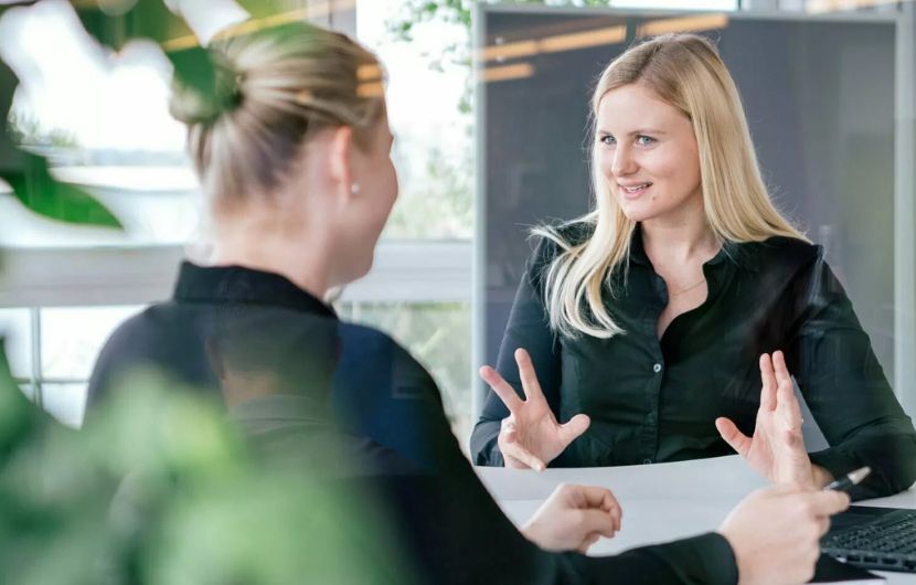 In einem inspirierenden Arbeitsumfeld entwickeln Webdesign-Experten und UI/UX-Spezialisten innovative Websites und Benutzererlebnisse – Ausdruck professioneller digitaler Kreativität.