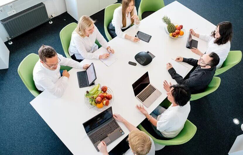 Relaunch - Ihr Neuer Online-Auftritt Bild auf dem Kollegen an einem Relaunch arbeiten