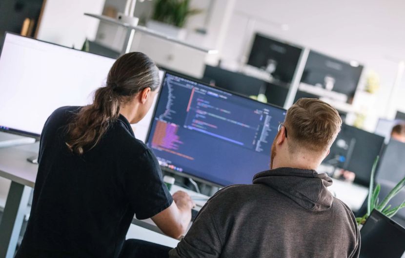 Zwei Entwickler bei der Arbeit