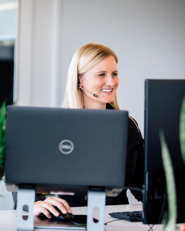 Mitarbeitende der ECONSOR Digitalagentur planen vor einem Whiteboard mit vielen Notizen Systemberatung & E‑Commerce‑Beratung für KMU & Konzerne