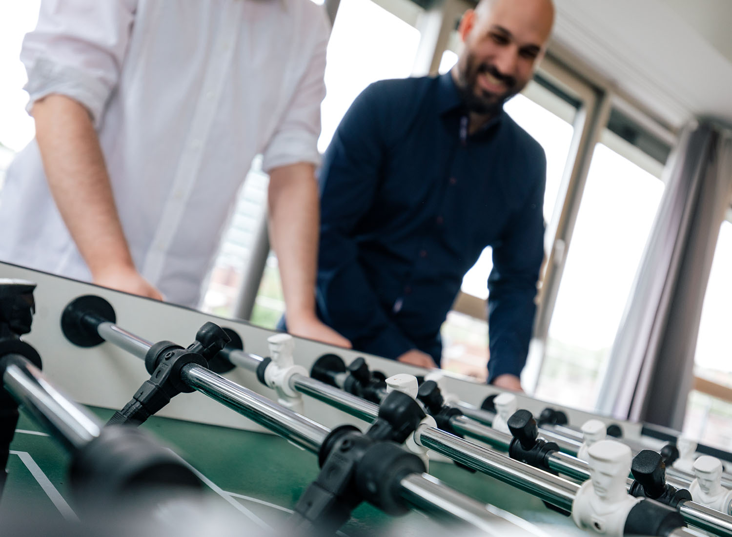 Zwei Mitarbeiter spielen Tischkicker