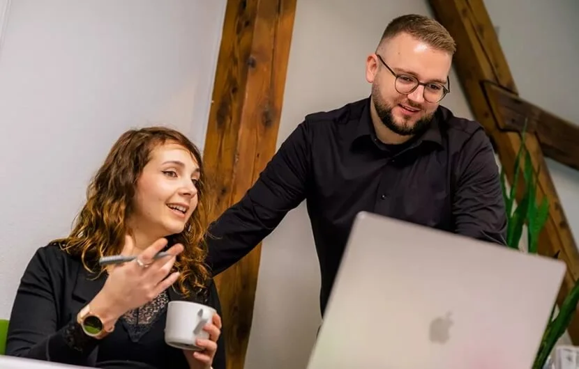 Kollegen unterhalten sich über erfolgreiches UI/UX-Design