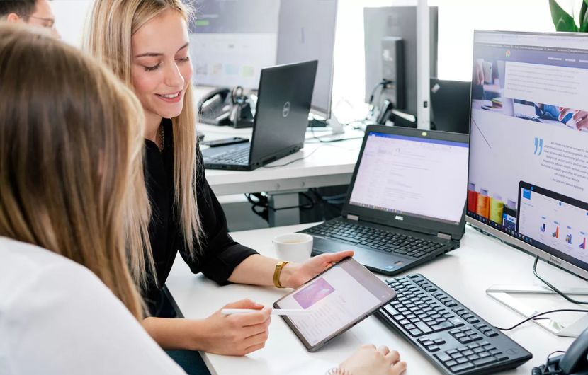 Eine Gruppe engagierter Webdesign-Experten und UI/UX-Spezialisten erarbeitet in einem dynamischen Büro benutzerfreundliche Weblösungen – steht für kreative und moderne Designstrategien.