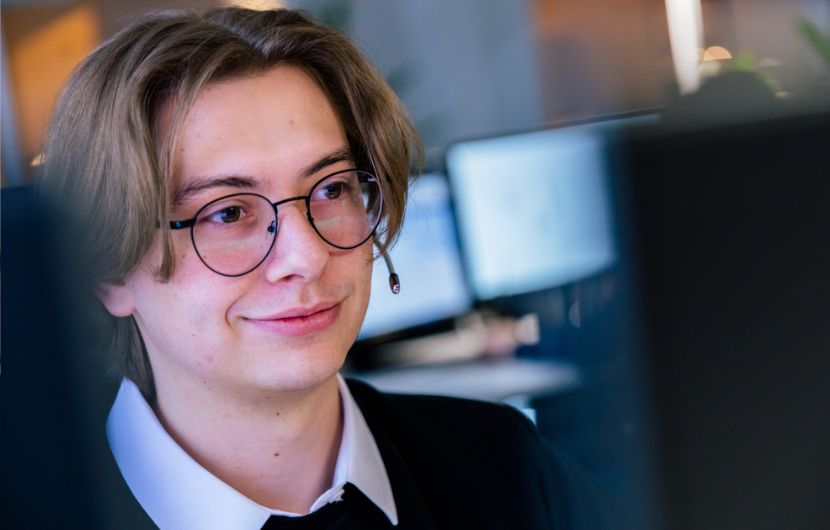 Ihre Webentwicklung-Agentur Ein Webentwickler arbeitet an einem Computer, programmiert und ist tief konzentriert auf seine Aufgabe.