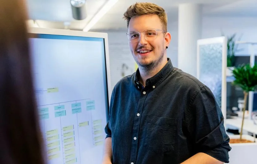 Ein Mitarbeiter erklärt eine digitale Struktur am Touchscreen – unsere Agentur für Web Consulting und Strategie berät Unternehmen professionell in digitalen Fragen.