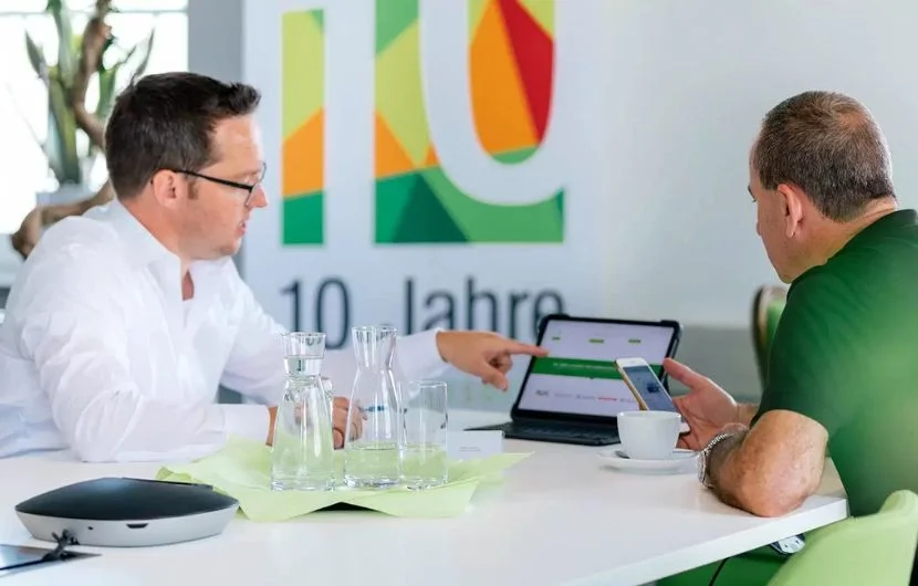 Individuelle Web-Strategie für Unternehmen Zwei Männer besprechen digitale Lösungen an Laptop – professionelle digitale Beratung und Strategie für nachhaltige Webprojekte.