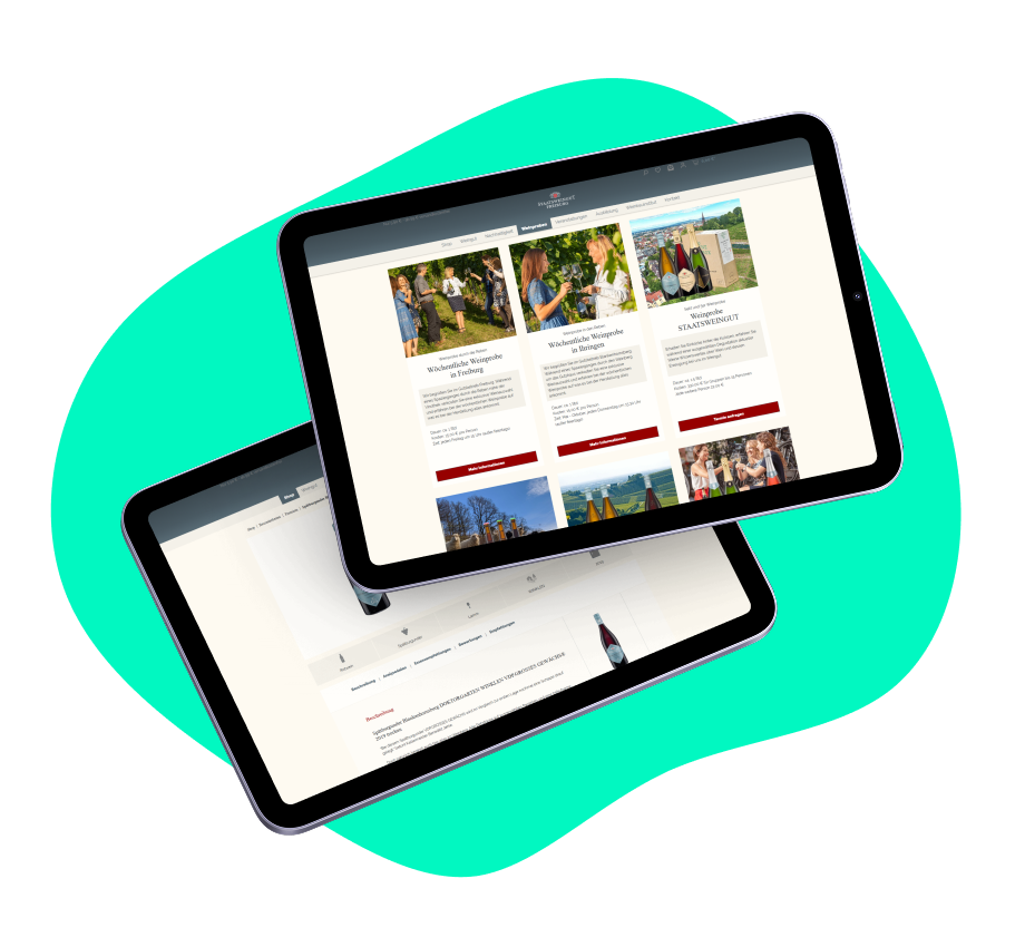 Zwei Tablets liegen auf einer türkisenen Hintergrundgrafik. Auf den Tablets sind Produktseiten des Staatsweingut Freiburg-Shops abgebildet.