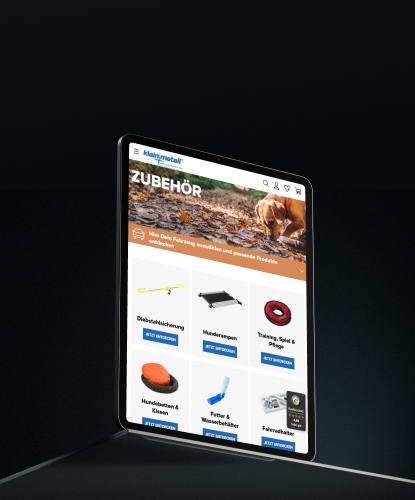 Ein Tablet steht hochkant auf einem düsteren und unebenem Stein. Auf dem Bildschirm des Tablets ist der Kleinmetall-Shop abgebildet.
