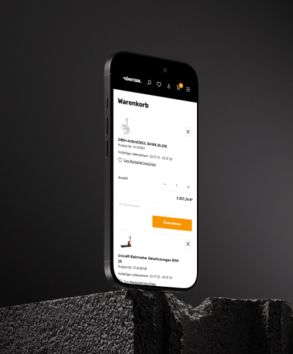 Ein Smartphone steht hochkant vor einem düsteren Hintergrund. Auf dem Bildschirm des Smartphones ist der KÖNITZER-Shop abgebildet.