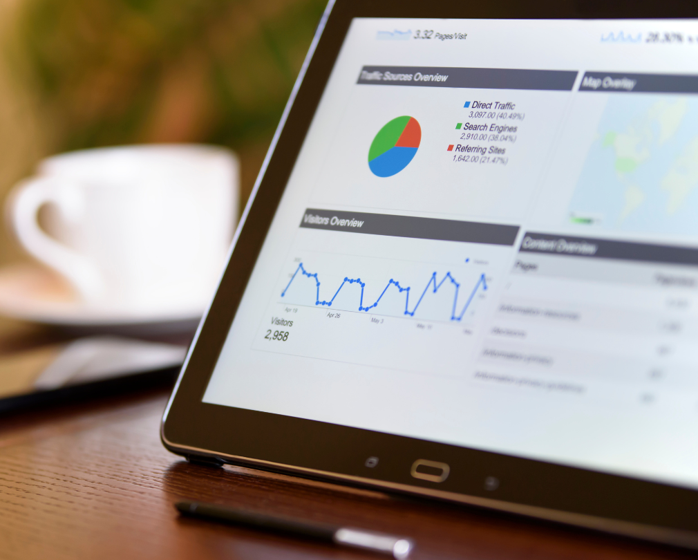 In einem Tablet wird ein SEO-Dashboard angezeigt.