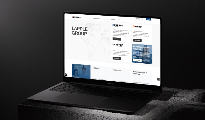 Ein Laptop steht auf einer düsteren Oberfläche. Auf dem Bildschirm des Laptops ist die LÄPPLE-Website abgebildet.