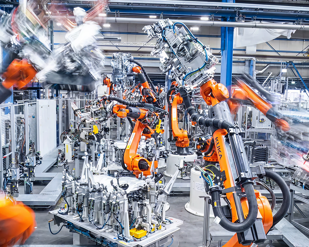 Orangene Roboter in einer Halle mit industrieller Umgebung.