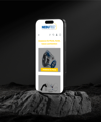 Ein Smartphone steht hochkant auf einem düsteren und unebenem Stein. Auf dem Bildschirm des Smartphones ist der NEBU-TEC-Shop abgebildet.