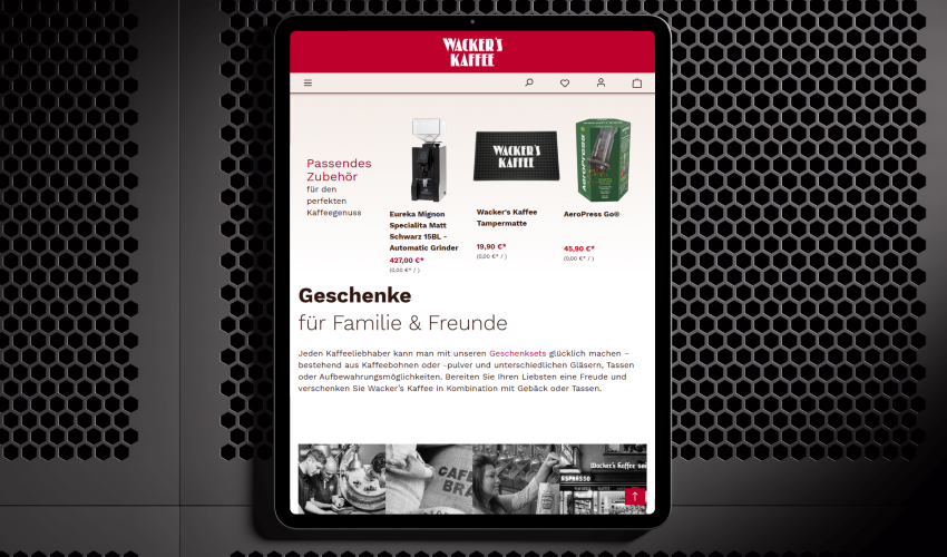Ein Tablet liegt auf einer grauen Oberfläche. Auf dem Bildschirm des Tablets ist der Wacker's-Shop abgebildet.