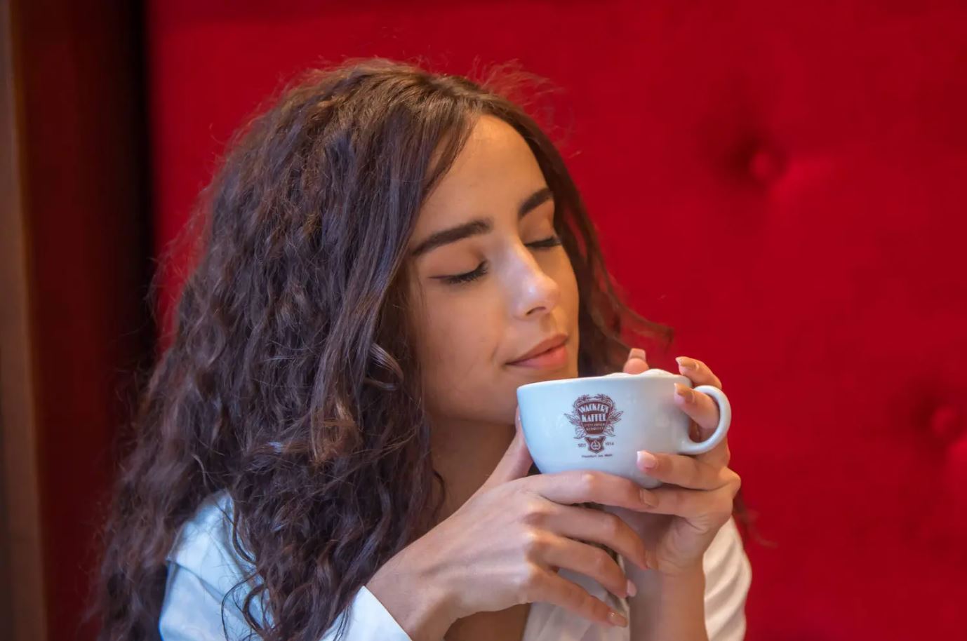 Frau mit langen Haaren und Kaffeetasse