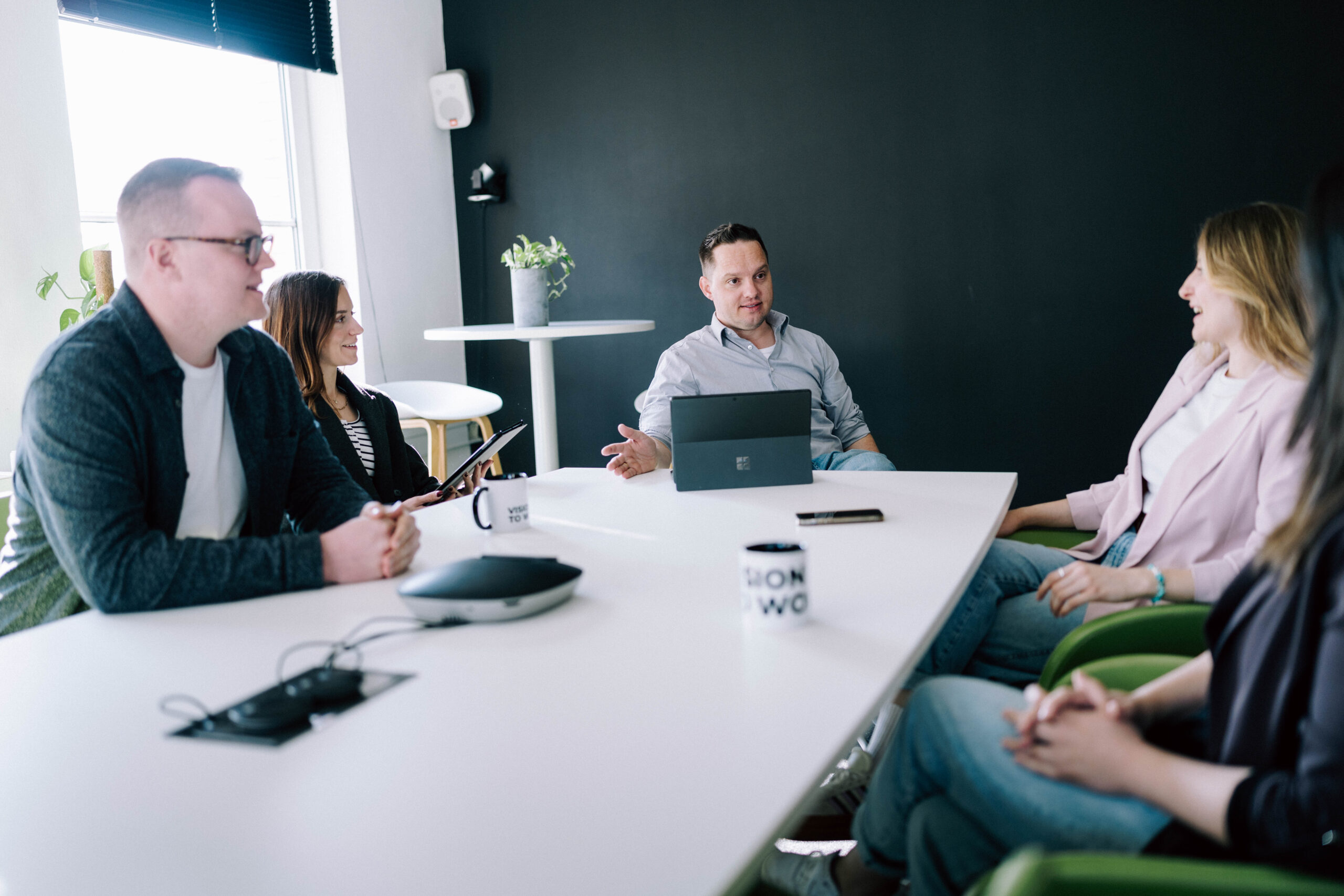 ECONSOR-Teammitglieder sitzen gemeinsam im Meetingraum und sprechen über ein anstehendes Kundenprojekt.
