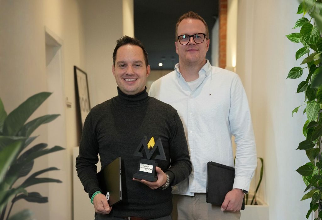 German-Marketing-Award geht an ECONSOR Geschäftsführer Sebastian Kübler und Julian Wottawa (vlnr) mit dem WINNER-Pokal des German Marketing AWARD 2025