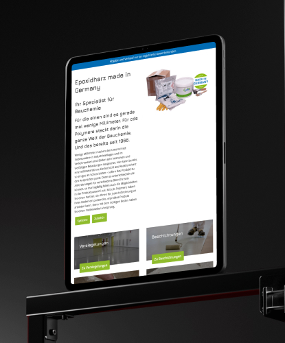 Ein Tablet steht hochkant auf einer Glasoberfläche. Auf dem Bildschirm des Tablets ist der CDS POLYMERE-Shop abgebildet.