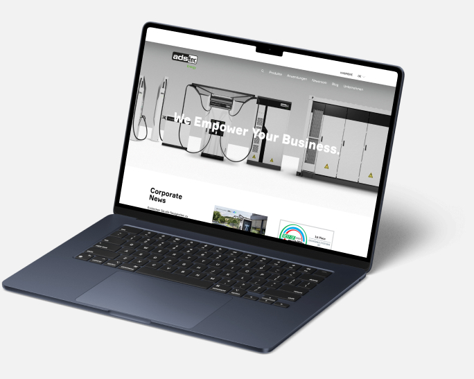 Laptop zeigt die Website von ads-tec-Energy