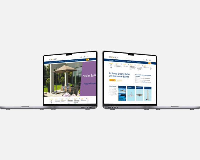 Zwei Laptops stehen vor einem grauen Hintergrund. Auf den Bildschirmen ist der Shop von Shirm abgebildet.