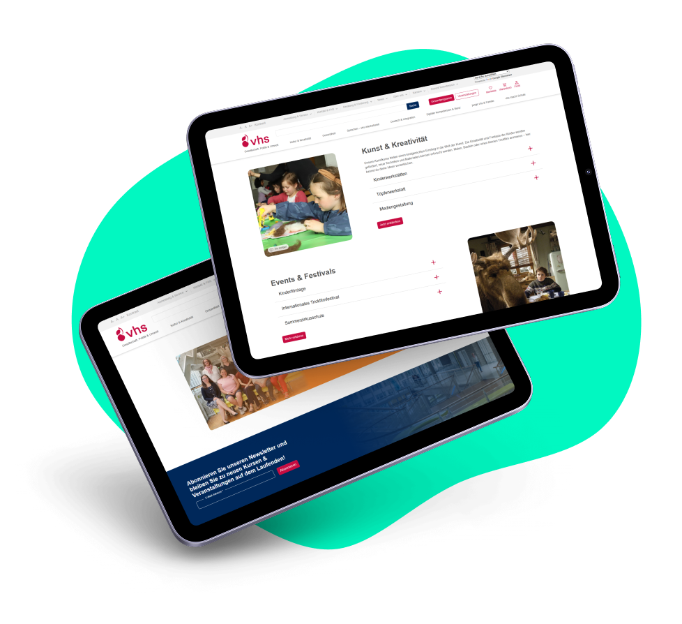 Zwei Tablets liegen auf einer türkisenen Hintergrundgrafik. Auf den Tablets sind Seiten der vhs-Website abgebildet.