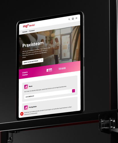 Ein Tablet steht hochkant auf einer Glasoberfläche. Auf dem Bildschirm des Tablets ist der MGO DENTAL-Shop abgebildet.