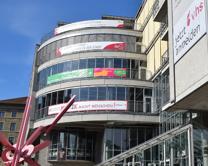 Gebäude der vhs Stuttgart von außen im Stuttgarter Stadtzentrum