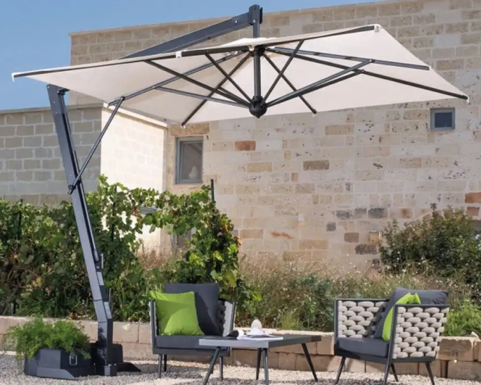 Moderner Ampelschirm über Terrasse mit Gartenmöbeln.