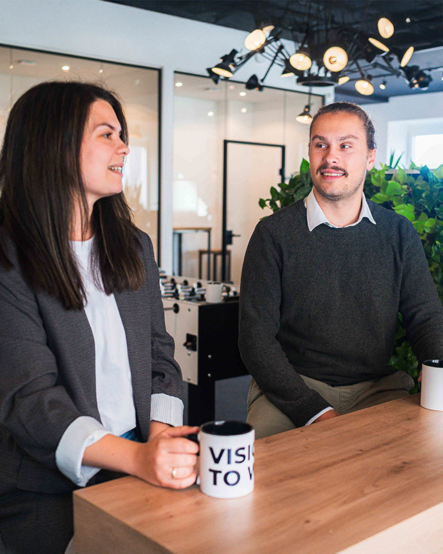 Persönliche Beratung für KI in der Webentwicklung Beraterin arbeitet an einer KI-gestützten Weblösung im Agenturumfeld