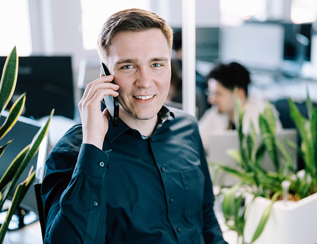 Erfahrung und Expertise für KI in Portalen und Shops Experte für KI und Webentwicklung im Beratungsgespräch