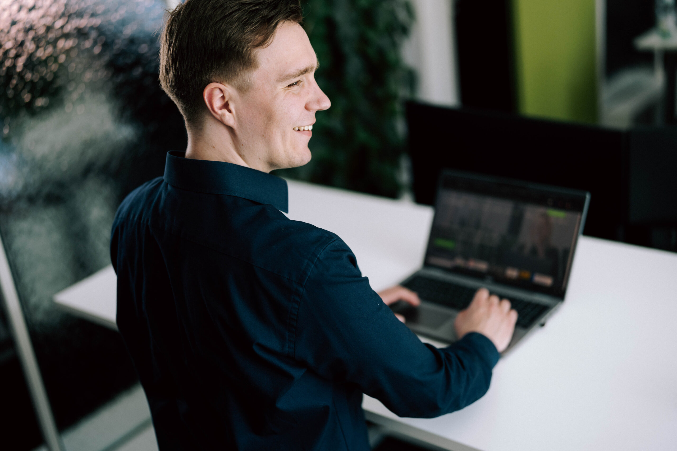 2025-04-11_c-marcel-ditrich_econsor-hn_336 ECONSOR Mitarbeiter bei der Arbeit am Laptop