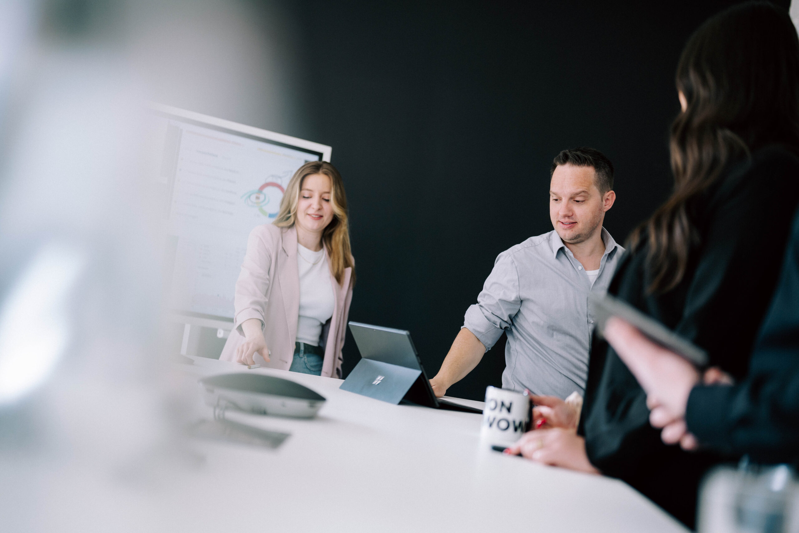 Magento-betreuung Teammeeting im Büro mit Laptop und Flipchart zur Analyse von Daten und Strategieplanung