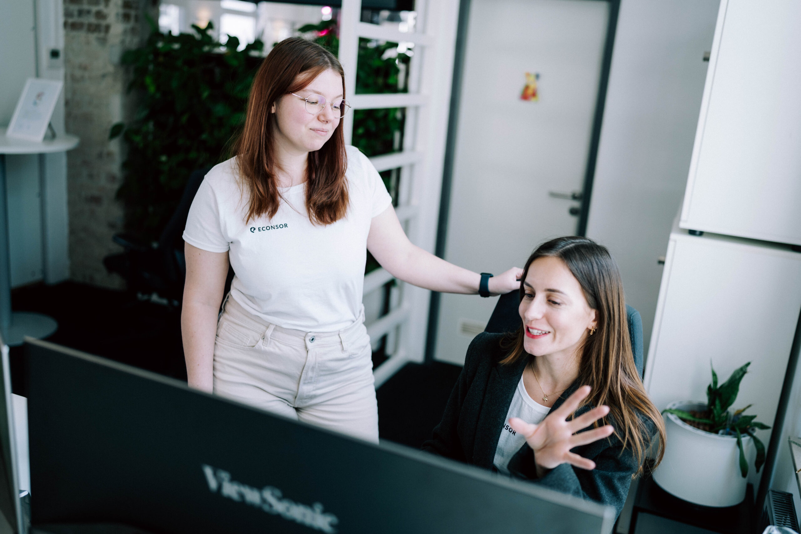 Warum eine Online Marketing Agentur in Wien Zwei Mitarbeiterinnen bei einer gemeinsamen Besprechung am Bildschirm