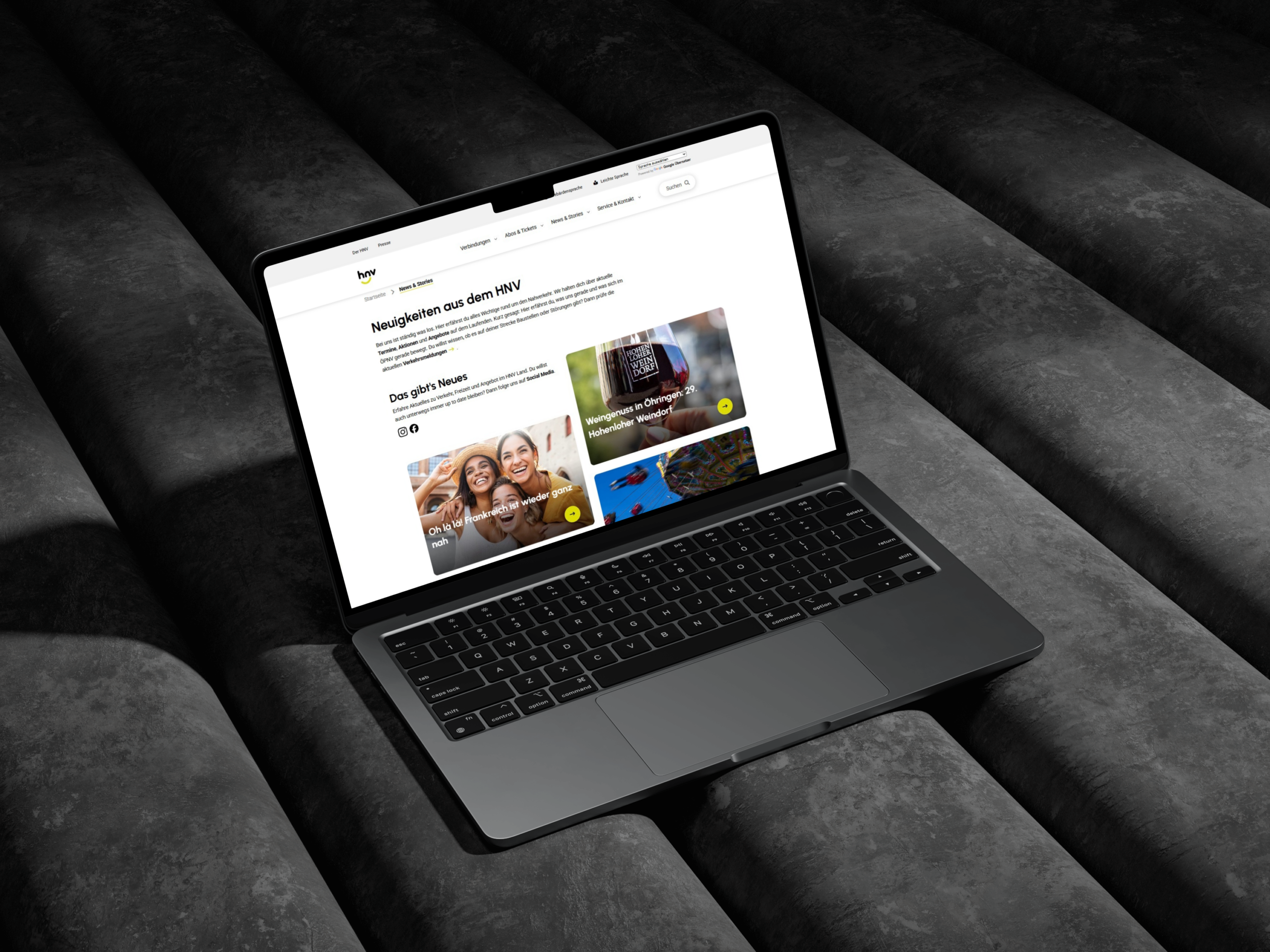 hnv-laptop-news Laptop mit geöffneter HNV-Newsseite auf dunklem Hintergrund.