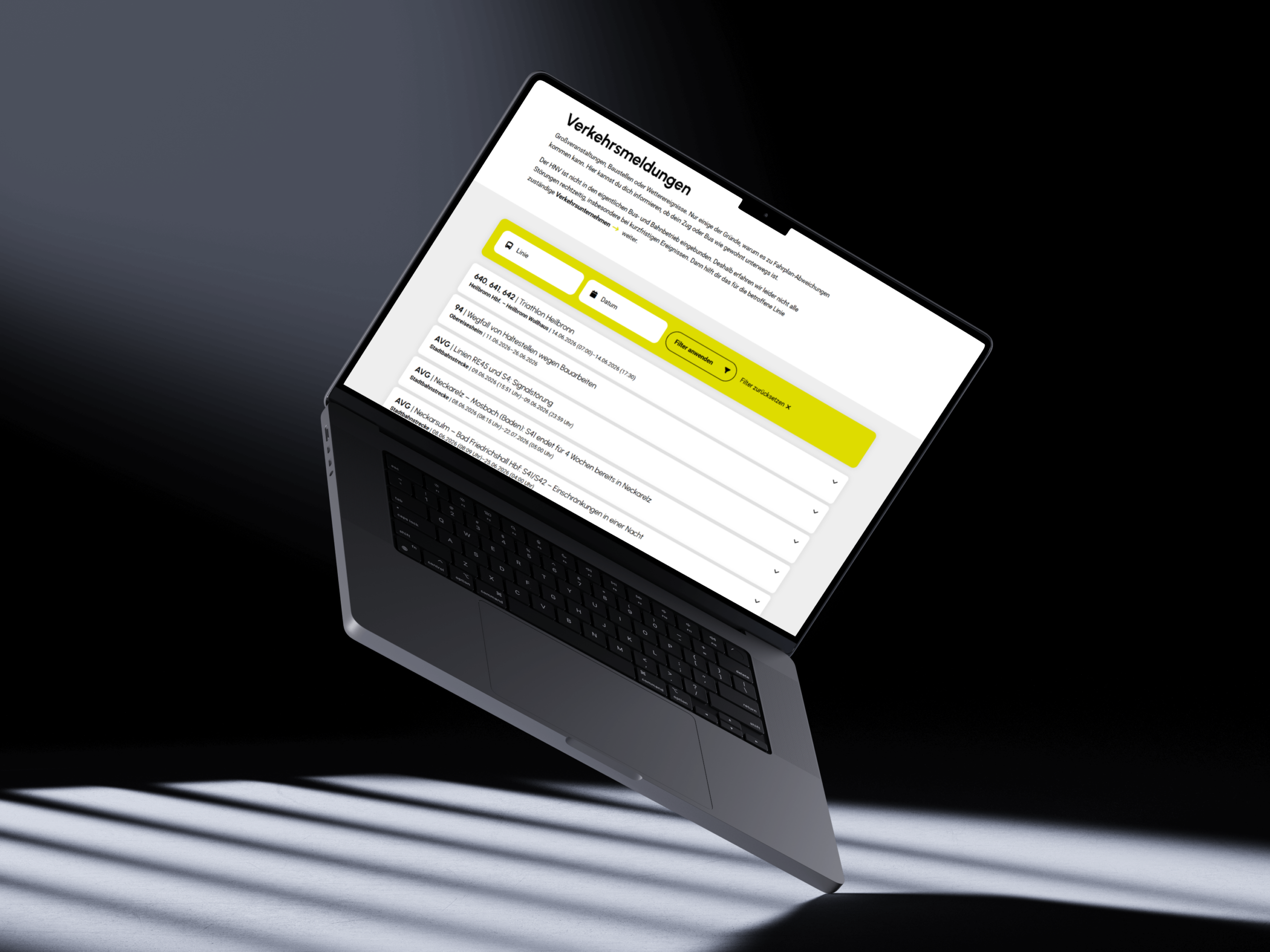 hnv-laptop-verkehrsmeldungen Ein Laptop schwebt über eine Fläche. Darauf abgebildet ist die Website des HNV.