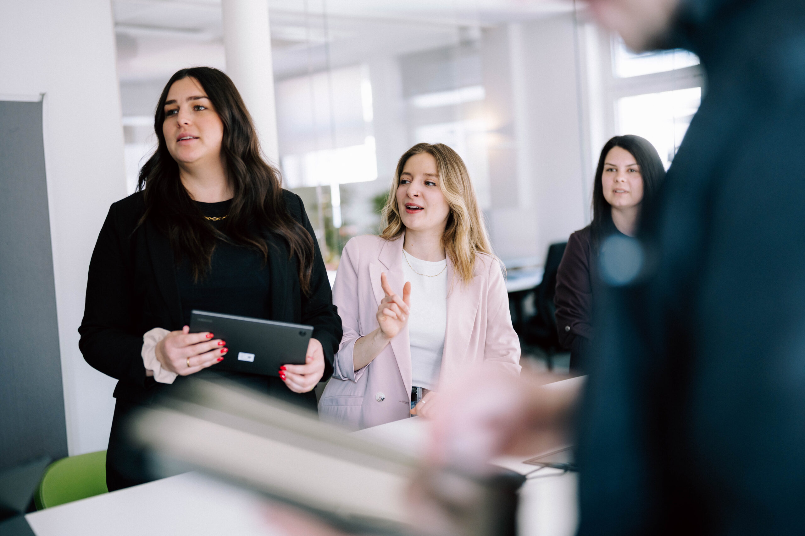 Standardsoftware reicht selten aus ECONSOR Team im strategischen Austausch zur digitalen Plattformplanung.