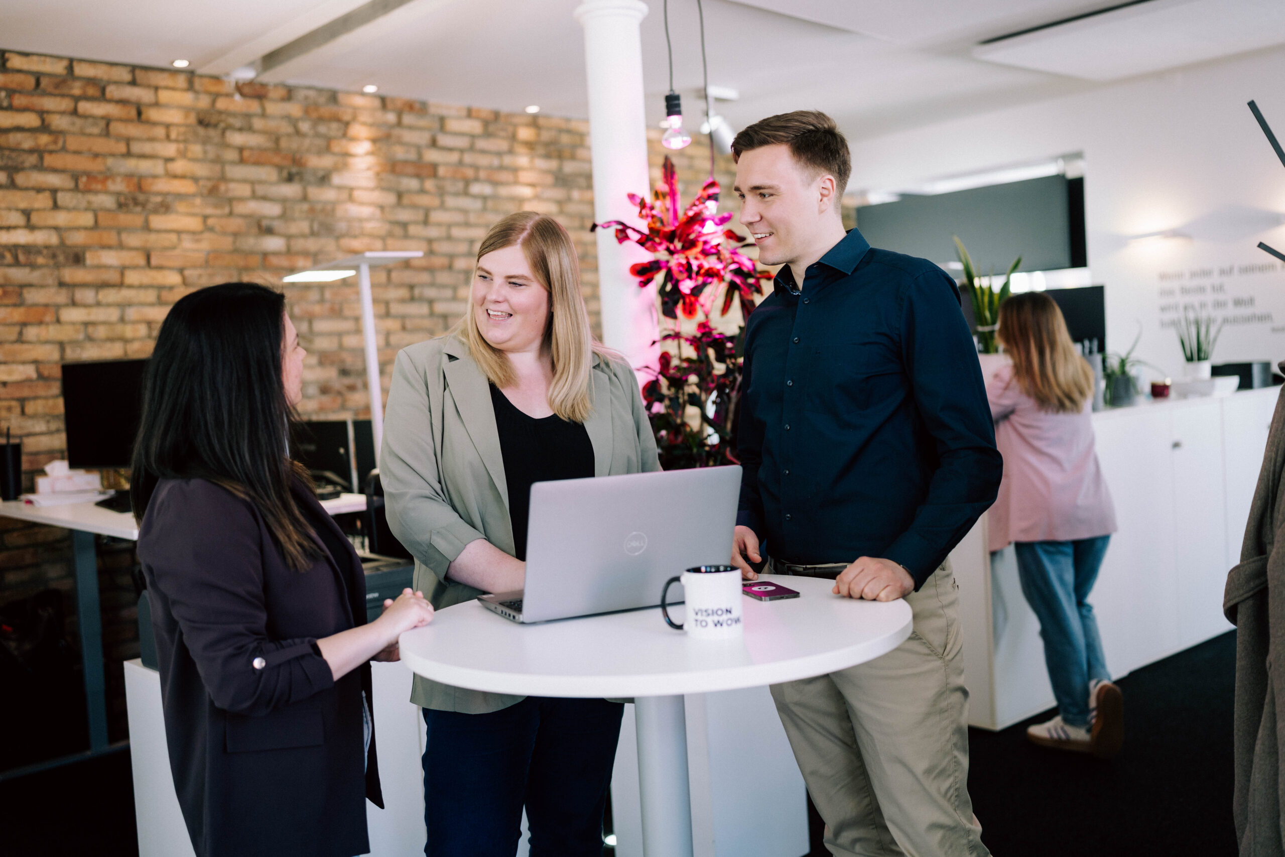 Vom Produktkatalog zum Vertriebssystem ECONSOR Team bespricht im Büro ein digitales Projekt rund um B2B-Website, Beratung und Vertriebsstrategie.