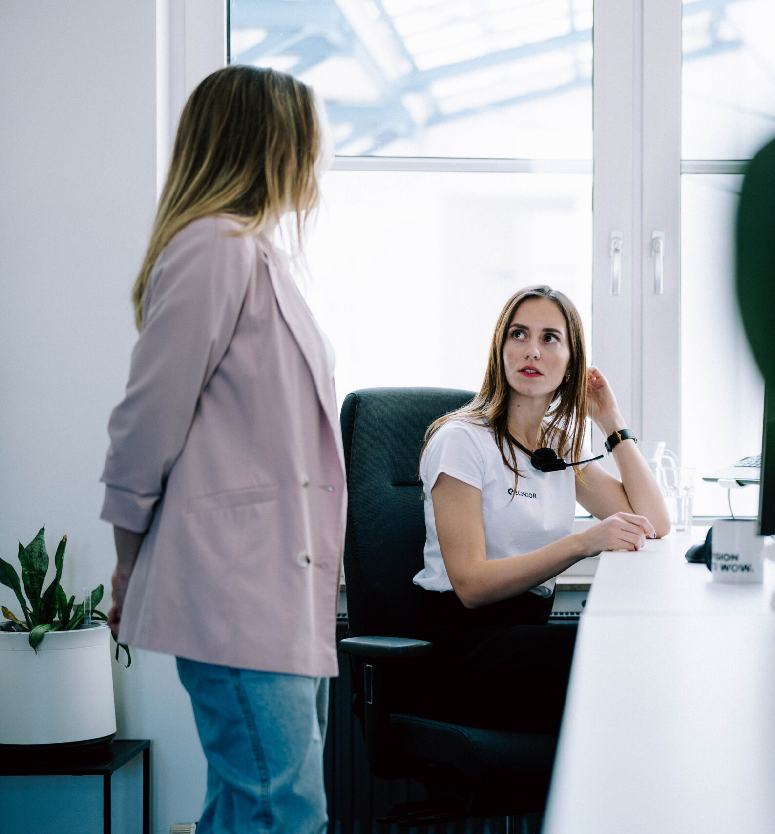 Warum eine Online-Marketing-Agentur in Zürich? Zwei Mitarbeiterinnen im persönlichen Austausch über ein Online-Marketing-Projekt
