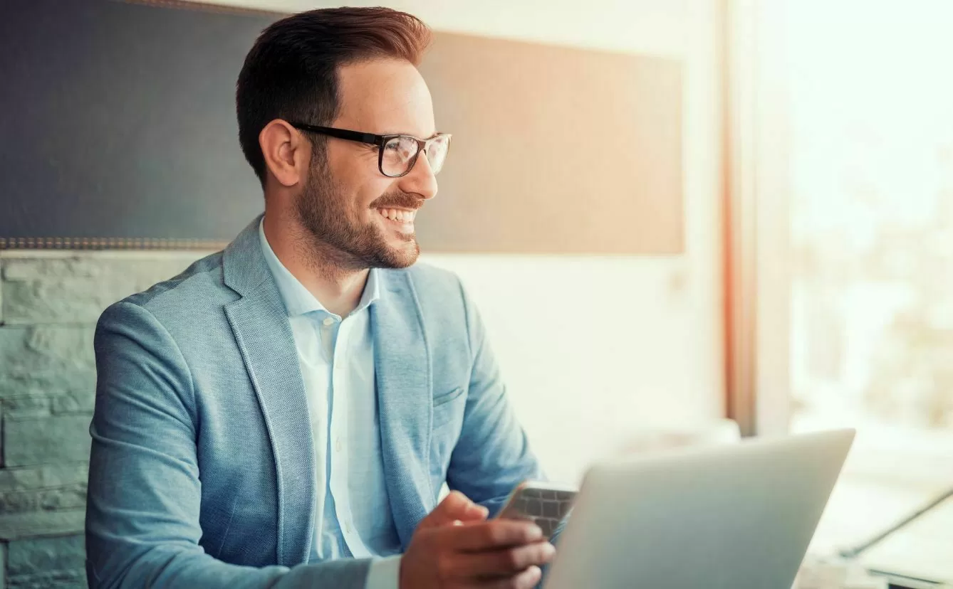 Mann arbeitet mit dem Laptop