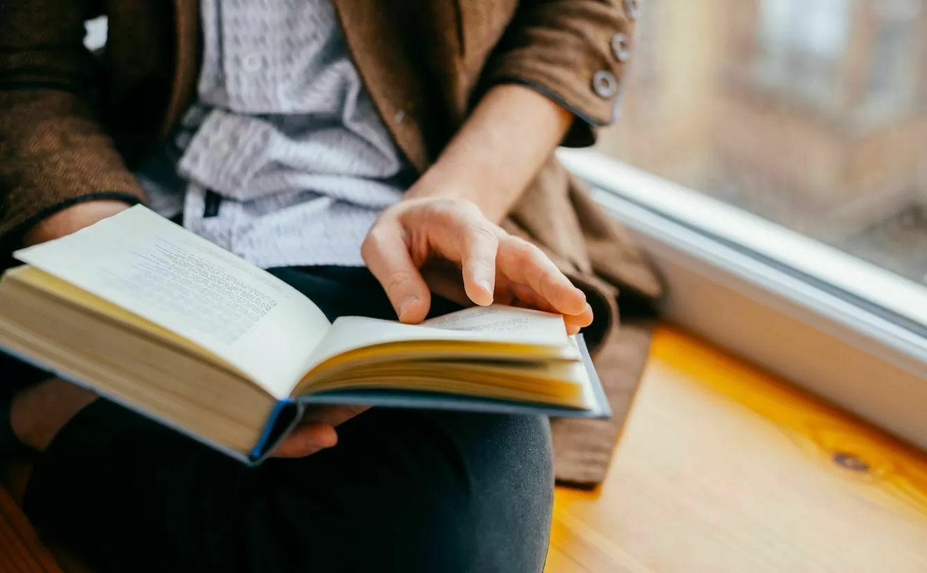 Frau liest ein Buch