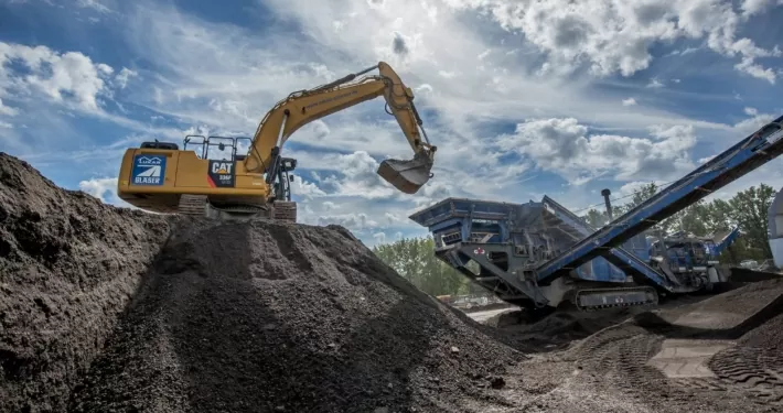 Lukas Gläser Bagger im Schotterwerk